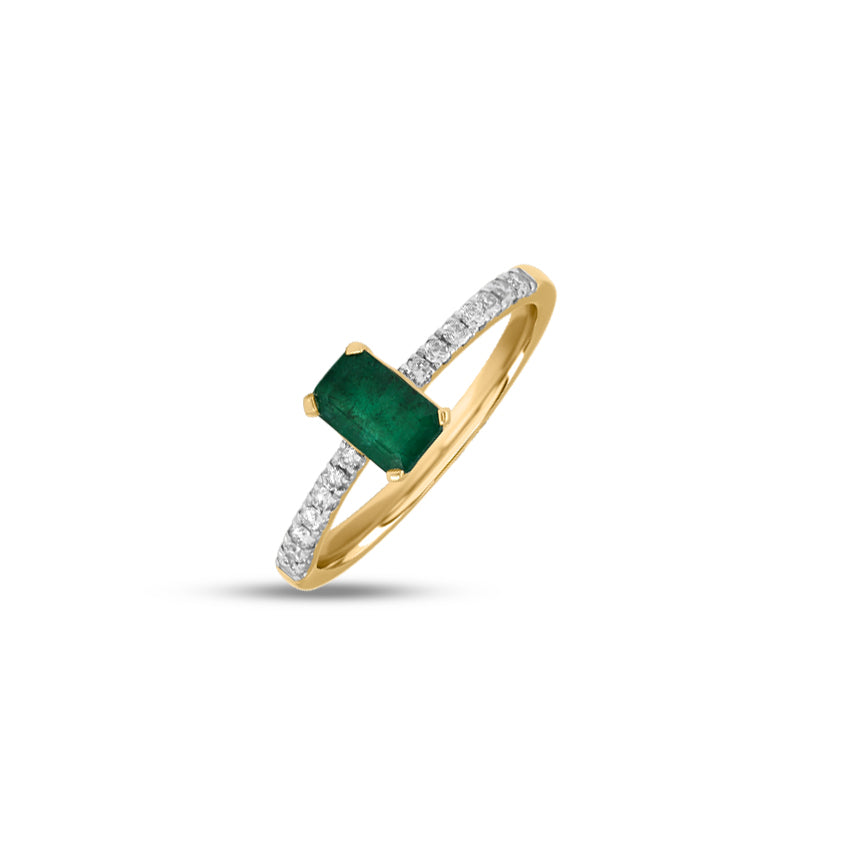 Luxurious Emerald Ring - 925 Silver